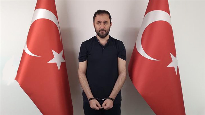 kişi, şahıs, giyim, adam, insan, ayakta durma içeren bir resim Yapay zeka tarafından oluşturulan içerik yanlış olabilir.